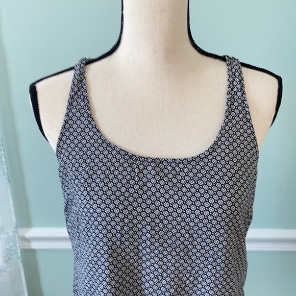 Old Navy black/white floral design top Size Medium - Picture 2 of 5